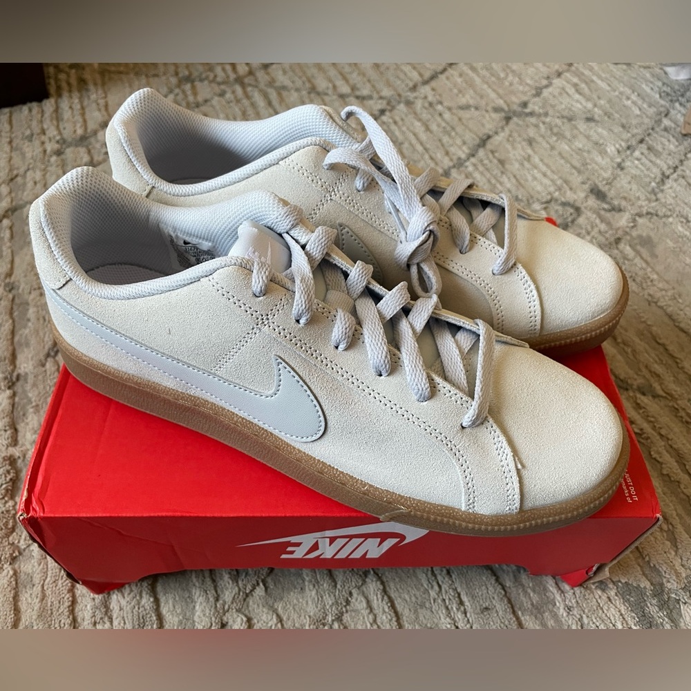 Nike Low-Top Suede Court Royale